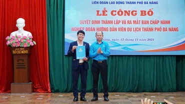 Trao Quyết định thành lập Nghiệp đoàn.