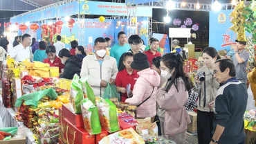 Người lao động hào hứng mua sắm tại Chợ Tết