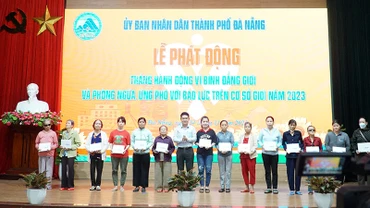 Tặng quà cho chị em phụ nữ khó khăn.