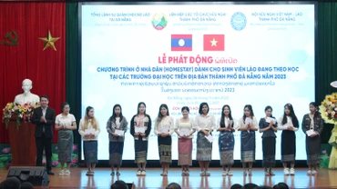 Các quận đón sinh viên Lào về địa phương