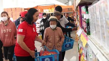 Người dân mua sắm tại Chợ Tết 0 đồng.