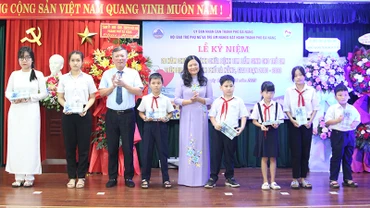 Tặng thưởng cho các em có thành tích xuất sắc đã từng được hỗ trợ phẫu thuật.
