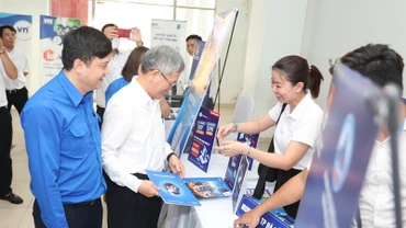 Đại biểu tham quan các gian hàng triển lãm.