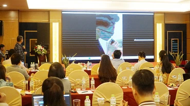 Diễn giả cung cấp thông tin liên quan cho đại diện các cơ quan báo chí.