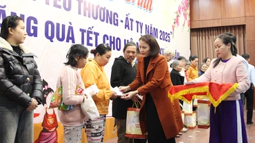 Trao quà cho các hộ đặc biệt nghèo.