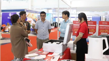 Đại biểu tìm hiểu về các giải pháp tiết kiệm điện.