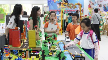 Các em học sinh thuyết trình về gian hàng triển lãm của trường