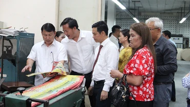 Nhà xuất bản và Phát hành sách Quốc gia Lào tham quan xưởng In Báo Nhân dân