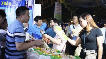 Khách hàng tham quan, mua sắm tại phiên chợ