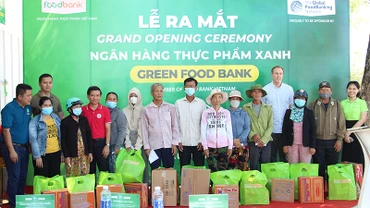 Tặng quà cho người có hoàn cảnh khó khăn.