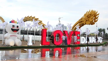 Nhiều người đến chụp ảnh tại điểm check-in ven sông Hàn.