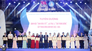 Khen thưởng "Sinh viên 5 tốt"