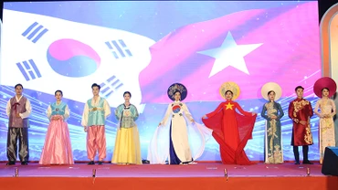 Trình diễn trang phục truyền thống Việt Nam-Hàn Quốc.