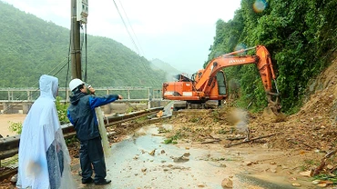Lực lượng chức năng dọn dẹp khu vực sạt lở