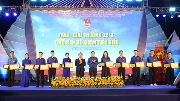 Trao “Giải thưởng 26/3” cho cán bộ đoàn tiêu biểu.
