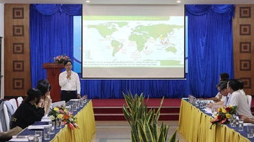 Đại biểu trình bày tại Hội thảo.
