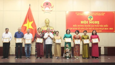 Những cá nhân đạt "Người cao tuổi làm kinh tế giỏi" được Trung ương Hội trao tặng danh hiệu 