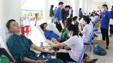 Đoàn viên, thanh niên tham gia hiến máu tại Ngày hội
