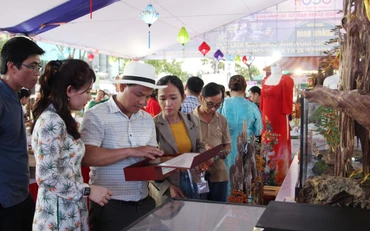Ngày hội thu hút đông đảo người dân đến tham quan, mua sắm.