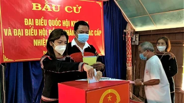 Ảnh minh họa: Đồng bào dân tộc thiểu số ở Đắk Lắk thực hiện quyền cử tri. (Ảnh: CÔNG LÝ)