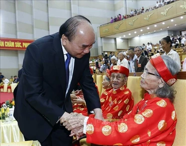 Chủ tịch nước Nguyễn Xuân Phúc hỏi thăm các cụ cao tuổi tại buổi lễ.