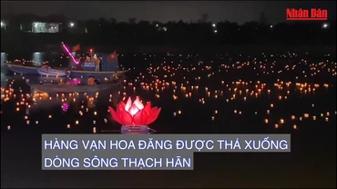 Hàng vạn hoa đăng được thả xuống dòng sông Thạch Hãn