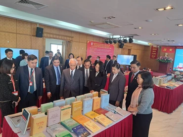 Các đại biểu dự Tọa đàm tham quan gian trưng bày sách của Nhà xuất bản Chính trị quốc gia Sự thật. 