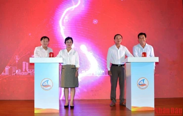 Đại diện lãnh đạo Sở Văn hóa, Thể thao Du lịch tỉnh Bình Thuận cùng Viettel Bình Thuận và Hiệp Hội du lịch tỉnh thực hiện nghi thức bấm nút khai mạc Hội chợ Du lịch trực tuyến Bình Thuận năm 2022.