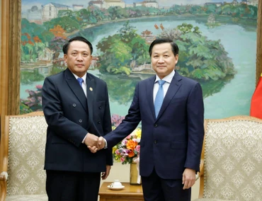 Phó Thủ tướng Lê Minh Khái tiếp Bộ trưởng Tài chính Lào Bounchom Ubonpaseuth. (Ảnh: VGP)