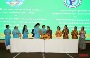 Đại diện hai hội phụ nữ ký thỏa thuận hợp tác.