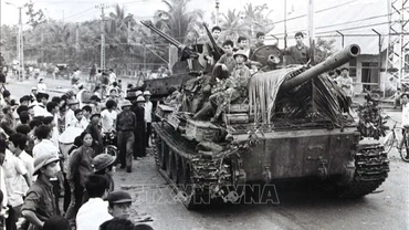Xe tăng quân giải phóng tiến vào giải phóng Nha Trang (Khánh Hòa), ngày 2/4/1975. (Ảnh: Tư liệu TTXVN)