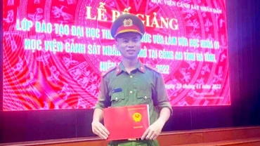 Đồng chí Trần Trung Hiếu nhận văn bằng tốt nghiệp Học viện Cảnh sát nhân dân.