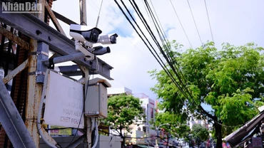 Hệ thống "mắt thần" giám sát trước khu vực chợ Cồn Đà Nẵng. (Ảnh: ANH ĐÀO)