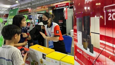 Các doanh nghiệp sản xuất hàng điện tử, đồ gia dụng giới thiệu sản phẩm tới khách hàng.