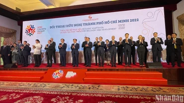 Các đại biểu dự Hội nghị chụp ảnh chung với lãnh đạo Thành Phố Hồ Chí Minh.
