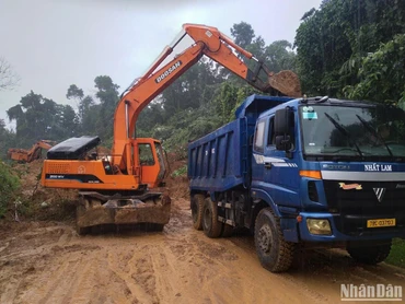 Công ty CP Quản lý và xây dựng đường bộ Phú Yên khẩn trương đưa máy móc hốt dọn, khắc phục sự cố sạt lở tuyến quốc lộ 19C. 