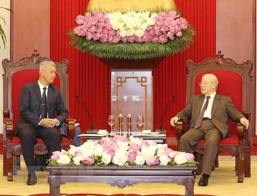 Tổng Bí thư Nguyễn Phú Trọng tiếp Bí thư Trung ương Đảng Nhân dân Cách mạng Lào, Bí thư Thành ủy, Chủ tịch Hội đồng nhân dân thủ đô Vientiane Anouphap Tounalom thăm và làm việc tại Việt Nam. (Ảnh: Trí Dũng/TTXVN)