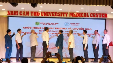 Các đại biểu thực hiện nghi thức chuyển giao kỹ thuật can thiệp tim mạch tại Bệnh viện Đại học Nam Cần Thơ.