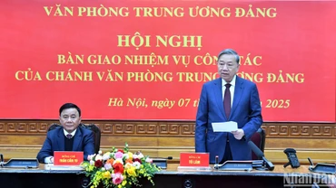 Tổng Bí thư Tô Lâm và Thường trực Ban Bí thư Trần Cẩm Tú tặng hoa chúc mừng đồng chí Nguyễn Duy Ngọc và đồng chí Lê Hoài Trung.