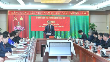 Tổng Bí thư Tô Lâm tặng hoa chúc mừng đồng chí Trần Cẩm Tú và đồng chí Nguyễn Duy Ngọc.