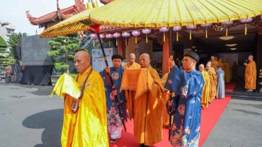 Cung thỉnh xá lợi Trái tim Bồ tát Thích Quảng Đức an vị tại tháp Đa Bảo trong khuôn viên Việt Nam Quốc Tự. (Ảnh: NGUYÊN TÀI)