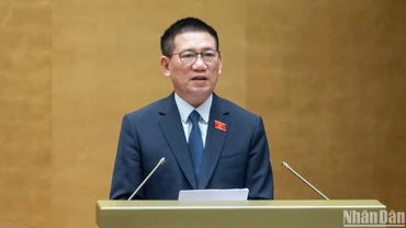 Bộ trưởng Tài chính Hồ Đức Phớc trình bày báo cáo về tình hình thực hiện ngân sách nhà nước năm 2023, dự toán ngân sách nhà nước, phương án phân bổ ngân sách trung ương năm 2024. (Ảnh: THỦY NGUYÊN)