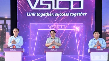 Thủ tướng Phạm Minh Chính và các đồng chí lãnh đạo thực hiện nghi thức bấm nút khởi công cảng Vsico Huế.