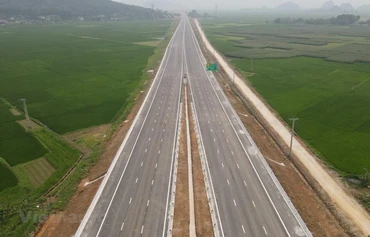 Cao tốc Mai Sơn-quốc lộ 45 đang được hoàn thiện các hạng mục cuối để khánh thành vào ngày 29/4. (Ảnh: Vietnam+)