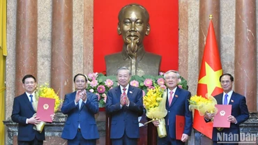 Tổng Bí thư, Chủ tịch nước Tô Lâm trao Quyết định bổ nhiệm, Thủ tướng Phạm Minh Chính tặng hoa chúc mừng các Phó Thủ tướng Nguyễn Hòa Bình, Bùi Thanh Sơn và Hồ Đức Phớc. 