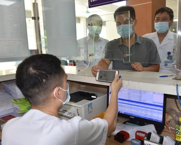 Người tham gia bảo hiểm y tế được hưởng nhiều tiện ích khi sử dụng hình ảnh thẻ bảo hiểm y tế trên ứng dụng VssID để khám, chữa bệnh. (Ảnh: Tâm Trung)