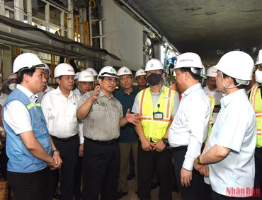 Thủ tướng Phạm Minh Chính thị sát, kiểm tra các hạng mục thi công ngầm ở Ga S9-Kim Mã. (Ảnh: Trần Hải)