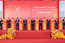 Các đại biểu thực hiện nghi thức cắt băng khánh thành nhà máy.