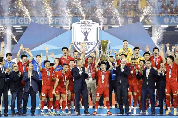 Hình ảnh đội tuyển Việt Nam nâng cao chiếc Cúp ASEAN Championship 2026. (Ảnh: VFF)