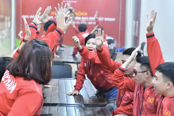 Toàn thể đội tuyển chuẩn bị chiến thuật cho nội dung thi đấu. (Ảnh: LÊ ANH)